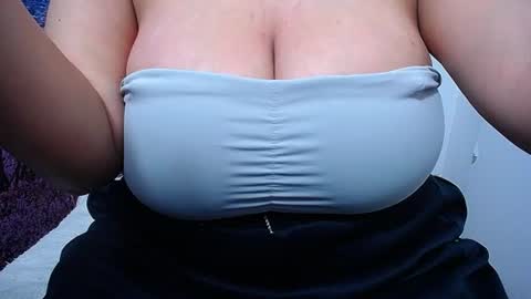 Snapshot of bigg_boobs_xxx chatting on 06.13.26 Sunny online show from 06.13.26