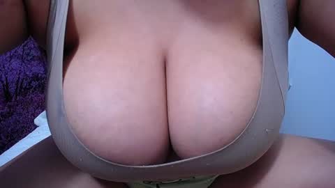 Snapshot of bigg_boobs_xxx chatting on 07.15.26 Sunny online show from 07.15.26