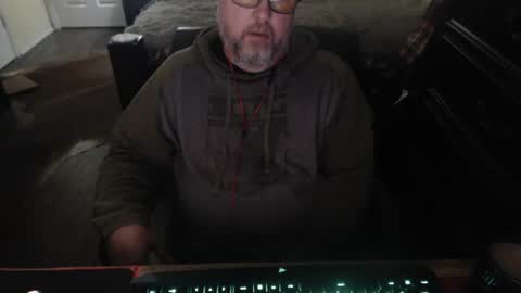 Snapshot of bighugmugg chatting on 04.30.26 bighugmugg online show from 04.30.26