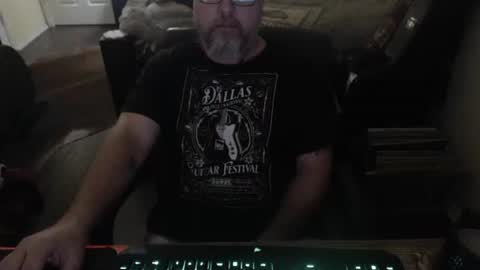 Snapshot of bighugmugg chatting on 05.15.26 bighugmugg online show from 05.15.26