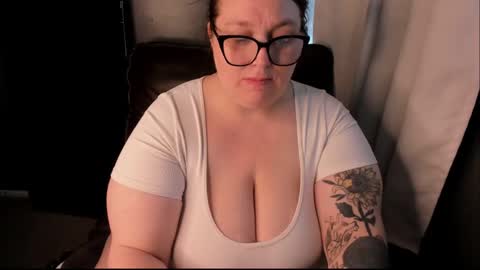 Snapshot of bigtittybbw chatting on 09.17.25 bigtittybbw online show from 09.17.25