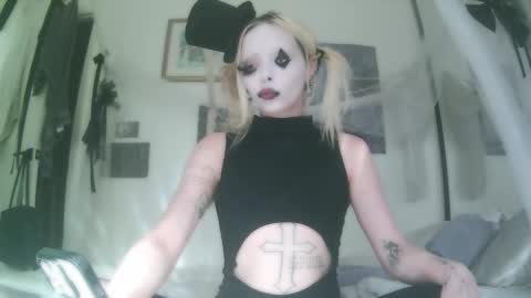 Snapshot of bl0odsyring3 chatting on 10.30.25 vampire fang online show from 10.30.25