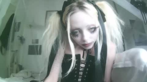 Snapshot of bl0odsyring3 chatting on 11.14.25 vampire fang online show from 11.14.25