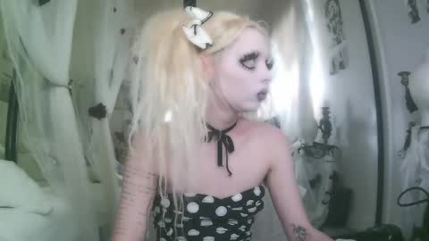 Snapshot of bl0odsyring3 chatting on 11.28.25 vampire fang online show from 11.28.25