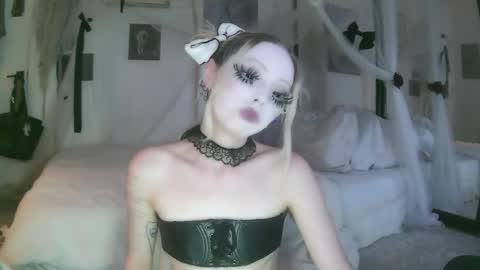 Snapshot of bl0odsyring3 chatting on 06.06.26 vampire fang online show from 06.06.26