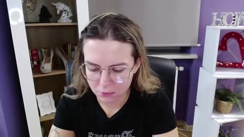 Z O E Y online show from 10.16.25