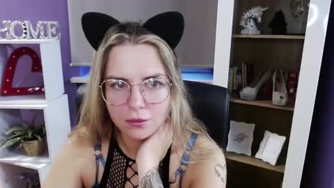 Z O E Y online show from 10.31.25