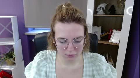 Z O E Y online show from 04.08.26