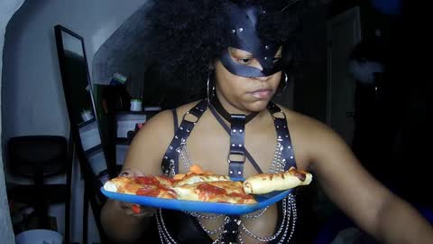 Queen Siren online show from 12.16.24