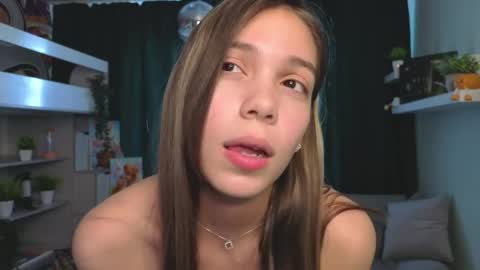 Snapshot of bless_mee chatting on 05.19.26 Mia online show from 05.19.26