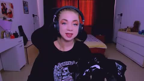 Nicole online show from 10.08.25