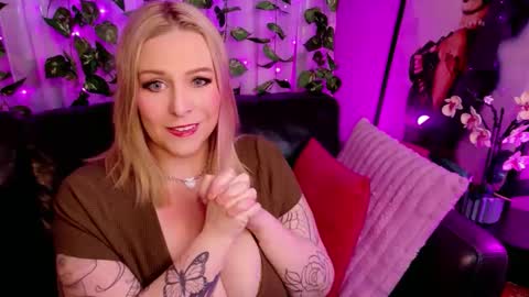 Snapshot of blondejj chatting on 11.05.25 JJ online show from 11.05.25