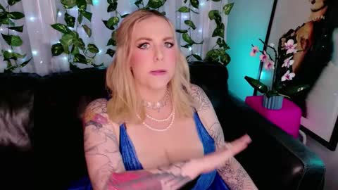 Snapshot of blondejj chatting on 11.23.25 JJ online show from 11.23.25