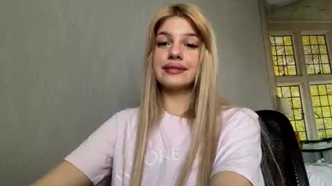 Snapshot of blondellgrubaugh chatting on 11.15.25 Evelina online show from 11.15.25