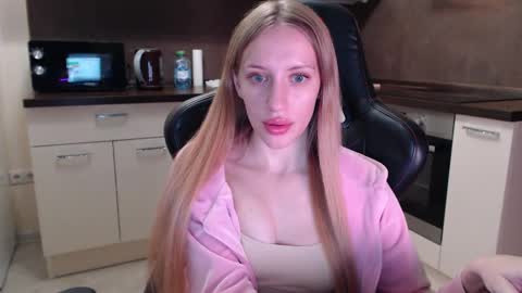 Snapshot of blondi_bondi chatting on 09.19.25 Viktoriia online show from 09.19.25