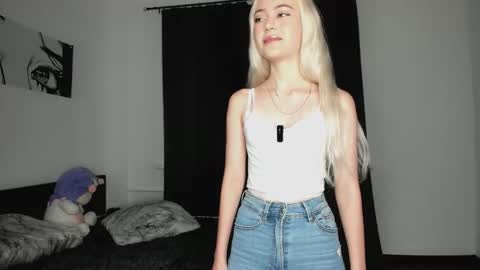 Snapshot of blondiebubble chatting on 12.03.25 blondiebubble online show from 12.03.25