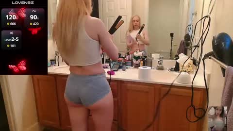 Snapshot of blondiebubblebooty chatting on 04.30.26 Bubbles online show from 04.30.26