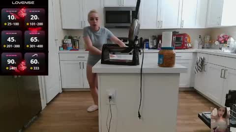 Snapshot of blondiebubblebooty chatting on 05.17.26 Bubbles online show from 05.17.26