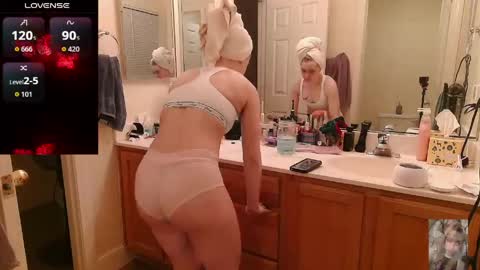 Snapshot of blondiebubblebooty chatting on 05.27.26 Bubbles online show from 05.27.26