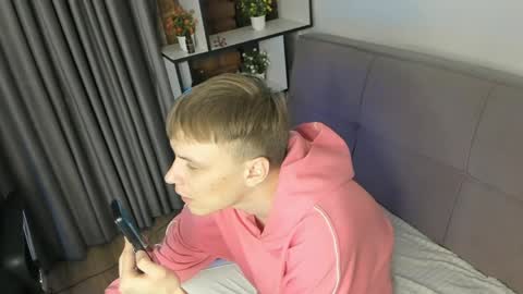 Snapshot of blondvibe chatting on 04.19.26 Alik online show from 04.19.26