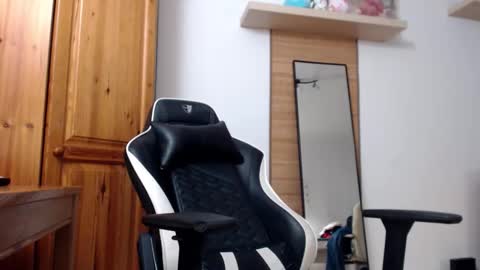 Snapshot of blondyelena chatting on 01.17.26 blondyelena online show from 01.17.26