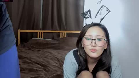 Snapshot of blossomandbee chatting on 11.23.25 Sasha and Maria online show from 11.23.25