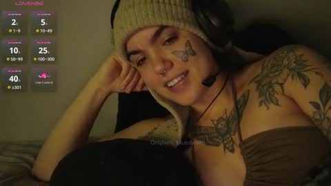 Snapshot of bluedweeb chatting on 09.27.25 Blue online show from 09.27.25