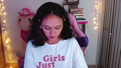 Snapshot of bluee_v chatting on 02.06.26 Im Abril .. Nice to meet you thumb up me please its important INDEPENDENT MODEL online show from 02.06.26