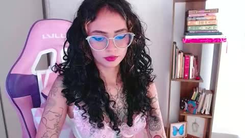 Snapshot of bluee_v chatting on 02.12.26 Im Abril .. Nice to meet you thumb up me please its important INDEPENDENT MODEL online show from 02.12.26