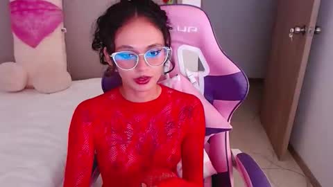 Snapshot of bluee_v chatting on 06.10.26 Im Abril .. Nice to meet you thumb up me please its important INDEPENDENT MODEL online show from 06.10.26