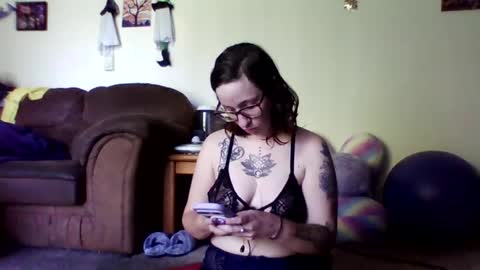 Snapshot of blueeyedbeauty1995 chatting on 06.21.26 Blueeyedbeauty online show from 06.21.26