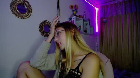 Soffy Brooks Independent model online show from 12.11.24