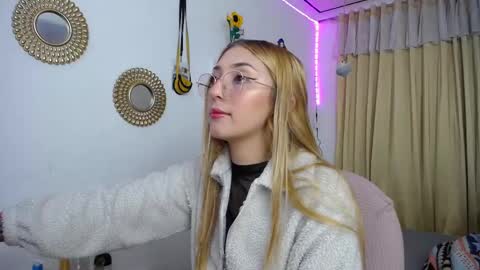 Soffy Brooks Independent model online show from 03.05.25