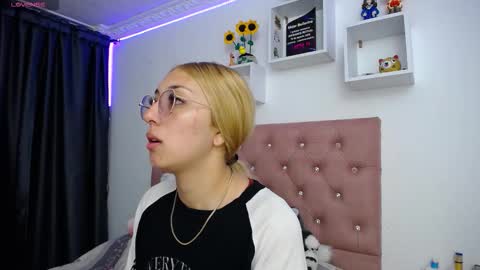 Soffy Brooks Independent model online show from 09.27.25