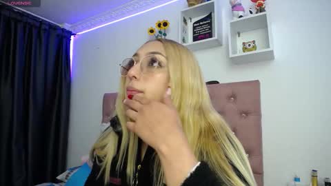 Soffy Brooks Independent model online show from 10.13.25