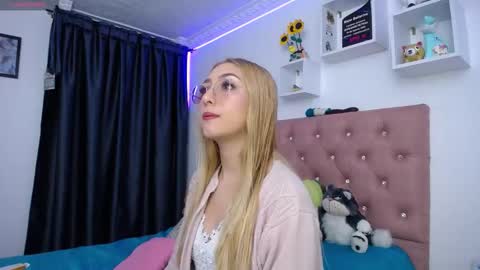 Soffy Brooks Independent model online show from 10.24.25