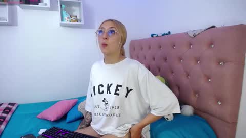 Soffy Brooks Independent model online show from 10.28.25