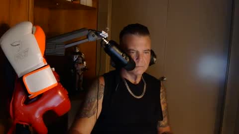 Snapshot of boss1420 chatting on 10.10.25 BOSS online show from 10.10.25