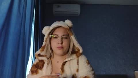 Snapshot of brandy__stars chatting on 10.06.25 Belle online show from 10.06.25