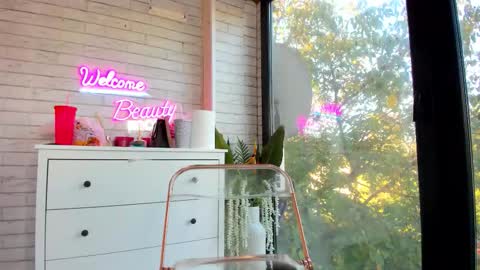 Snapshot of britney_charm chatting on 10.20.25 britney_charm online show from 10.20.25