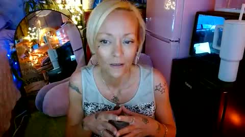 Snapshot of brittneychats81 chatting on 05.27.26 brittneychats81 online show from 05.27.26