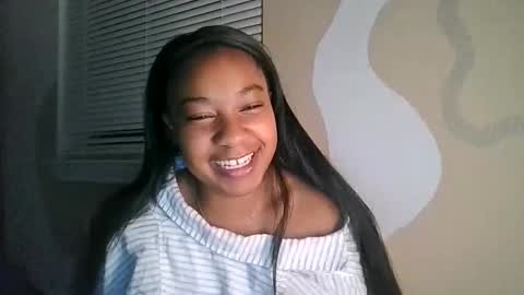 Snapshot of brownsugarcutie3 chatting on 05.09.26 Brownsuagrcutie online show from 05.09.26