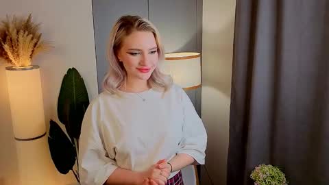 Snapshot of brunaalcorn chatting on 11.30.25 Doris online show from 11.30.25