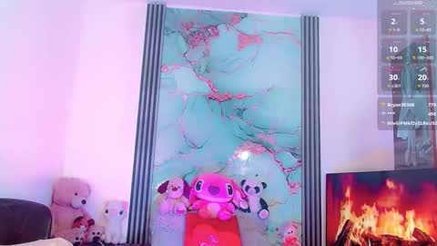 Snapshot of brunettesexy11 chatting on 10.11.25 ChannelR online show from 10.11.25