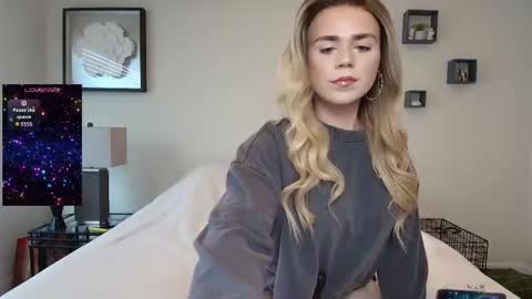 Snapshot of buitifulblonde chatting on 12.20.25 buitifulblonde online show from 12.20.25