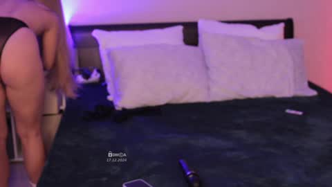 Snapshot of bunny_tsukino chatting on 12.17.24 B U N N Y online show from 12.17.24