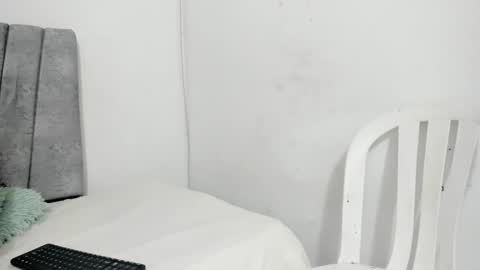 Snapshot of burbuja_evans chatting on 02.15.25 burbuja_evans online show from 02.15.25