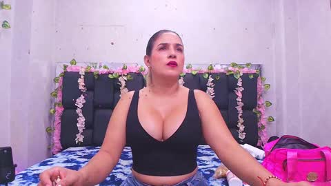 Snapshot of c_fox_ chatting on 10.08.25 Carolina online show from 10.08.25