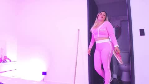 Snapshot of c_fox_ chatting on 11.01.25 Carolina online show from 11.01.25