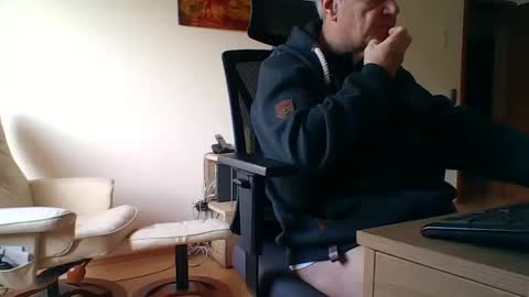 Snapshot of camcologne chatting on 12.23.24 camcologne online show from 12.23.24